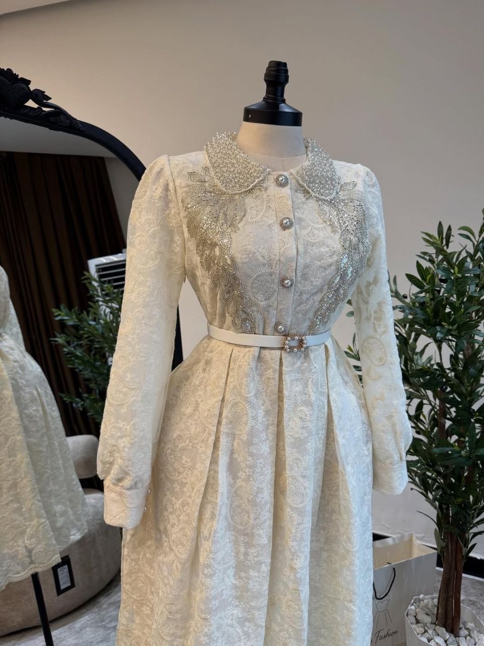 Robe élégante de style français avec borderie perlée