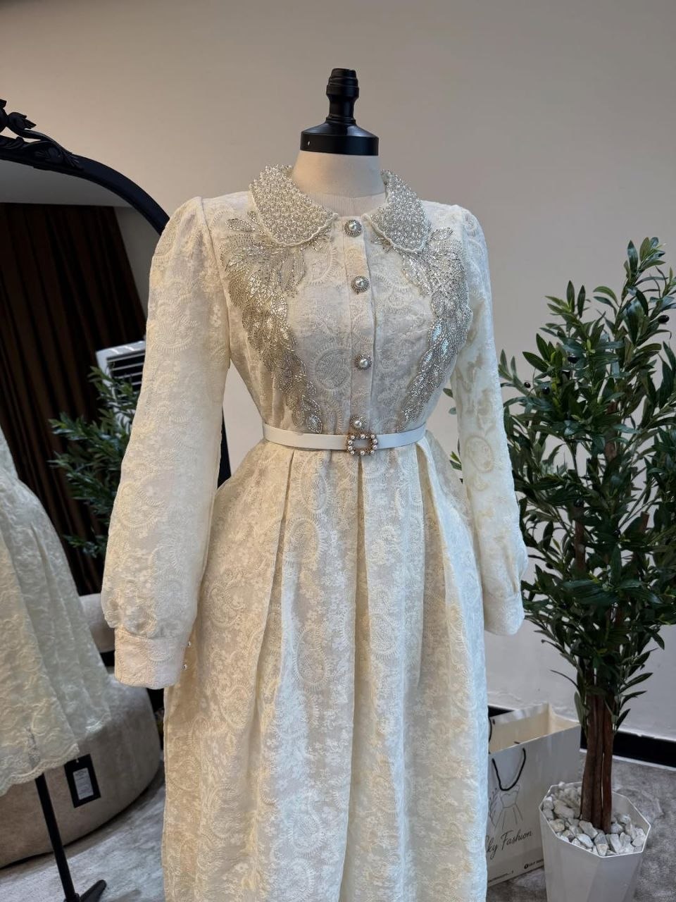 Robe élégante de style français avec borderie perlée