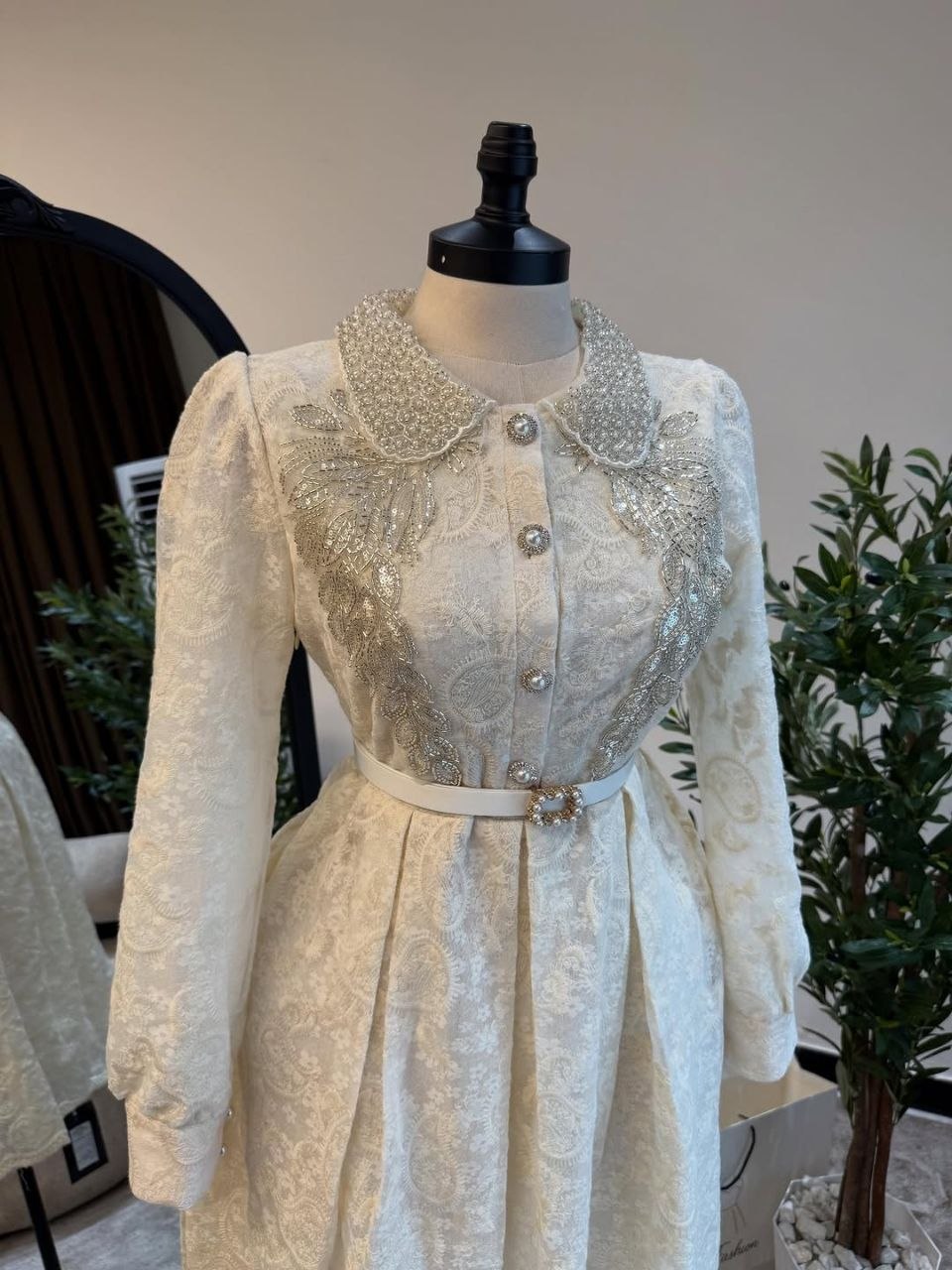 Robe élégante de style français avec borderie perlée