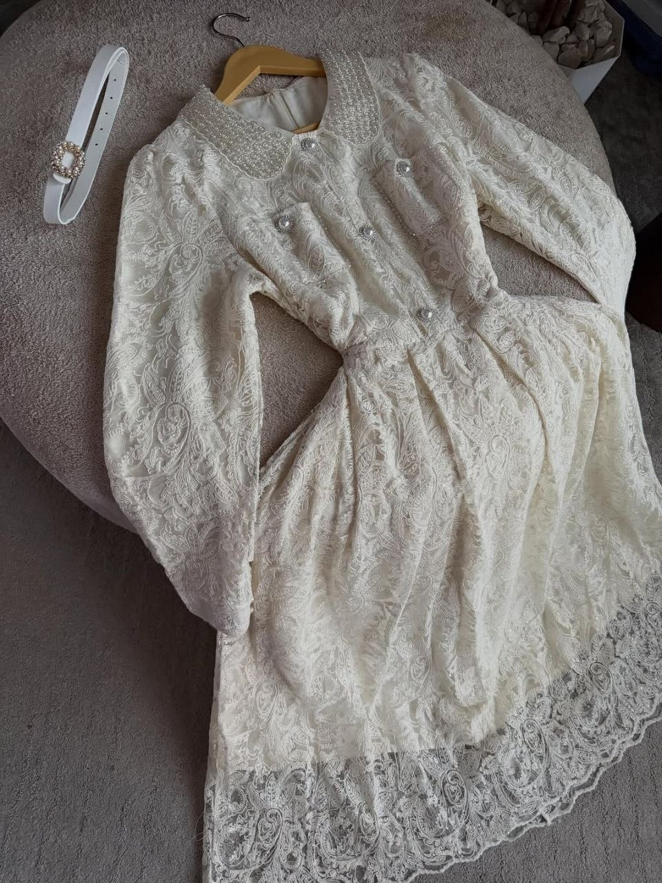 Robe élégante de style français avec borderie perlée